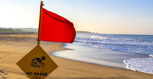 Czerwone flagi na kilku kąpieliskach w północnej Polsce z powodu m.in. wysokich fal