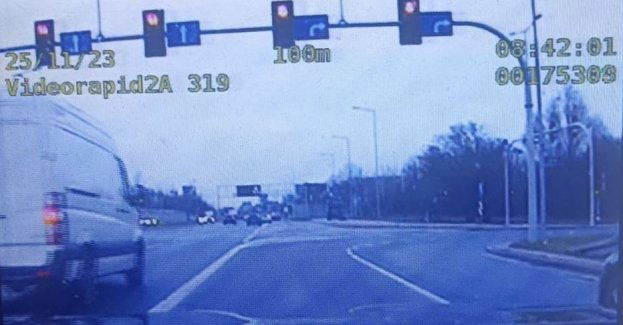 Przejechał na czerwonym świetle obok radiowozu. Był pijany.