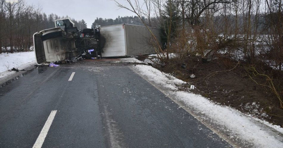 zdjęcie: Wypadek ciężarówek w Żeliźnie na DW-813 / fot. KPP Radzyń Podlaski