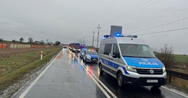 Jechał za szybko, wpadł w poślizg i uderzył w autobus przewożący dzieci [VIDEO]