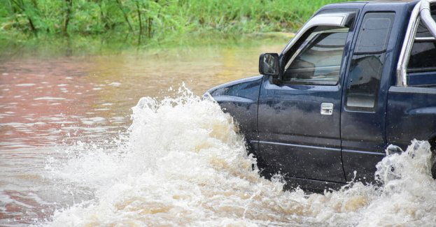 Próbował przejechać autem przez potok; nurt porwał samochód; kierowca nie żyje