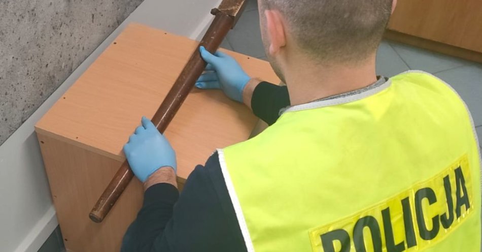 zdjęcie: Mężczyzna z nogą od stołu groził mieszkańcom i uszkodził radiowóz / fot. KPP Inowrocław