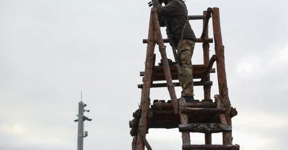 zdjęcie: W nocy zarejestrowano wloty w polską przestrzeń powietrzną obiektów o charakterze balonów / Świsłoczany, 24.12.2025. Żołnierz podczas patrolu na pasie granicznym między Polską a Białorusią, 24 bm. w miejscowości Świsłoczany. Z okazji wigilii Świąt Bożego Narodzenia prezydent RP spotkał się z żołnierzami i funkcjonariuszami SG stacjonujący na wschodniej granicy Polski. (doro) PAP/Artur Reszko