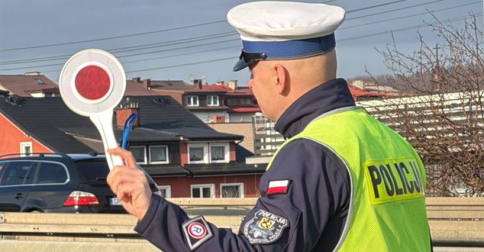 zdjęcie: Kierowca nie zatrzymał się do kontroli i uderzył w ogrodzenie szkoły / fot. nadesłane