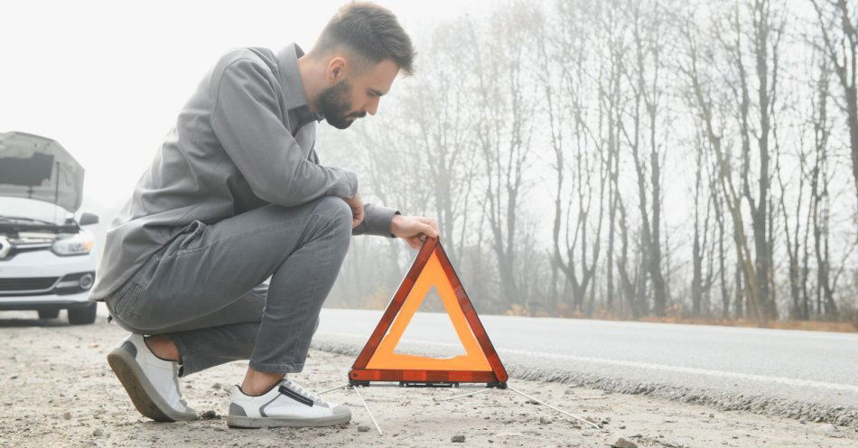 zdjęcie: Bezpieczeństwo na drodze najważniejsze-pamiętaj o trójkącie ostrzegawczym!! / v47260589
