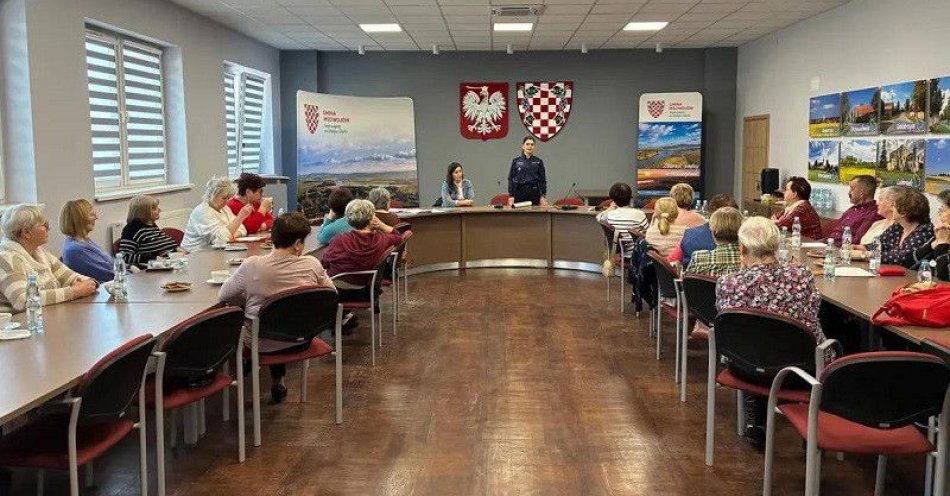 zdjęcie: Ruszył program Senior na 6+ w Mściwojowie / fot. KPP w Jaworze