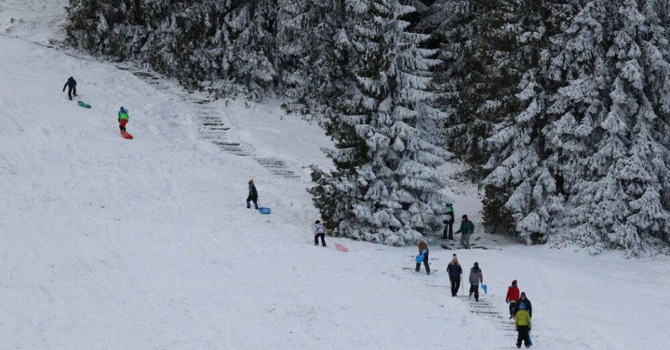 zdjęcie: Do drugiego stopnia wzrosło zagrożenie lawinowe w Tatrach / Tatry, 26.12.2025. Turyści wypoczywają na Rusinowej Polanie w Tatrach, w drugim dniu świąt Bożego Narodzenia, 26 bm. (amb) PAP/Grzegorz Momot
