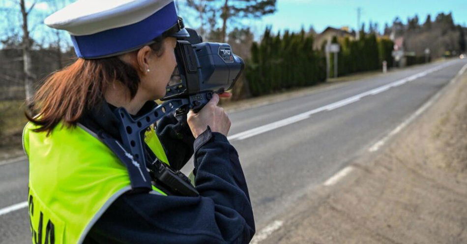 zdjęcie: Na drogach w całym kraju rozpoczęły się kaskadowe pomiary prędkości / Cisowa, 03.03.2026. Funkcjonariusze Komendy Miejskiej Policji w Przemyślu podczas kontroli na odcinku drogi krajowej nr 28 w Cisowej, 3 bm. Od 3 marca wchodzą w życie przepisy, wprowadzające nową przesłankę do obligatoryjnego zatrzymania prawa jazdy na trzy miesiące. Taka sankcja grozi za przekroczenie dopuszczalnej prędkości o więcej niż 50 km/h nie tylko w terenie zabudowanym, ale również na drodze jednojezdniowej dwukierunkowej poza obszarem zabudowanym. (sko) PAP/Darek Delmanowicz