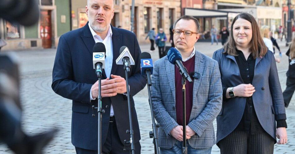 zdjęcie: Zandberg: Polska potrzebuje inwestycji w obronność i bezpieczeństwo energetyczne / Wrocław, 06.03.2026. Współprzewodniczący Partii Razem Adrian Zadberg (L) oraz działacz ugrupowania Iwo Augustyński (C) na konferencji prasowej na Rynku we Wrocławiu, 6 bm. Temat spotkania: „Razem z alternatywą dla SAFE 0%”. (amb) PAP/Maciej Kulczyński