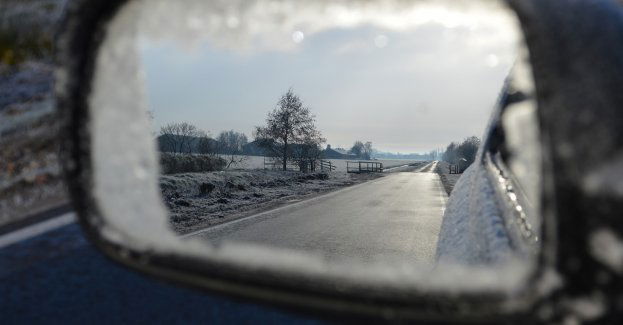 W nocy będzie padać marznący deszcz; alert dla części regionu przed gołoledzią