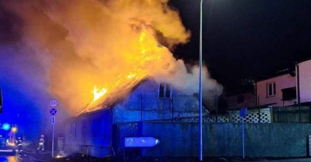 Policjanci wyprowadzili mężczyznę z płonącego domu