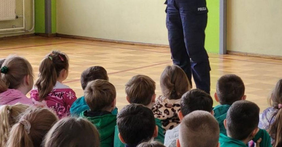 zdjęcie: Bezpieczeństwo w sieci i w szkole w Krzywosądzy / fot. KPP w Radziejowie