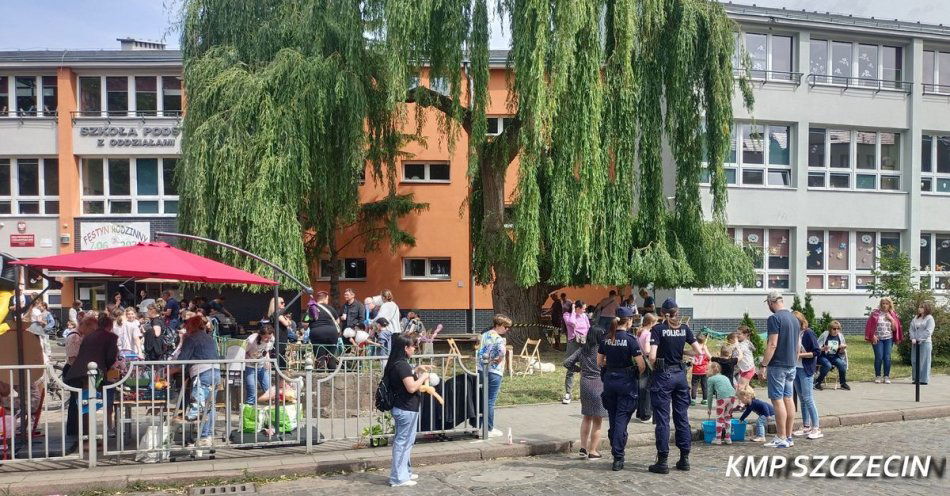 zdjęcie: Policjanci ze Śródmieścia  na festynach z okazji Dnia Dziecka / fot. KMP w Szczecinie