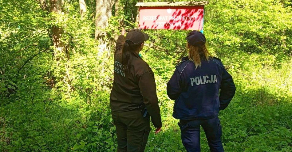 zdjęcie: Wspólny patrol dzielnicowej ze strażą leśną / fot. KPP w Węgorzewie