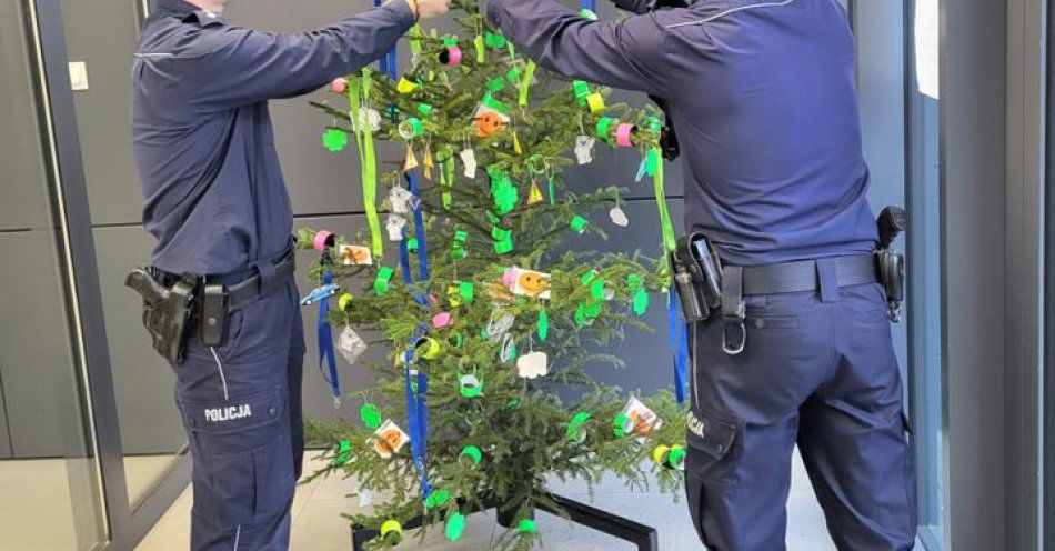 zdjęcie: Choinka pełna odblasków w rypińskiej komendzie / fot. KPP w Rypinie
