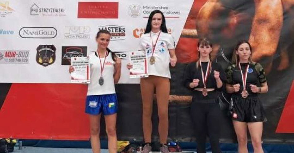 zdjęcie: Ewa Bulanda z trzema złotymi medalami i tytułem najlepszej / fot. KMP w Limanowej