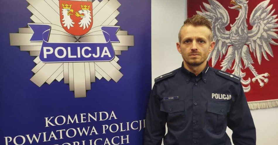 zdjęcie: Mł. asp. Marcin Zastępa wspiera mieszkańców Uścia Gorlickiego / fot. KMP w Gorlicach