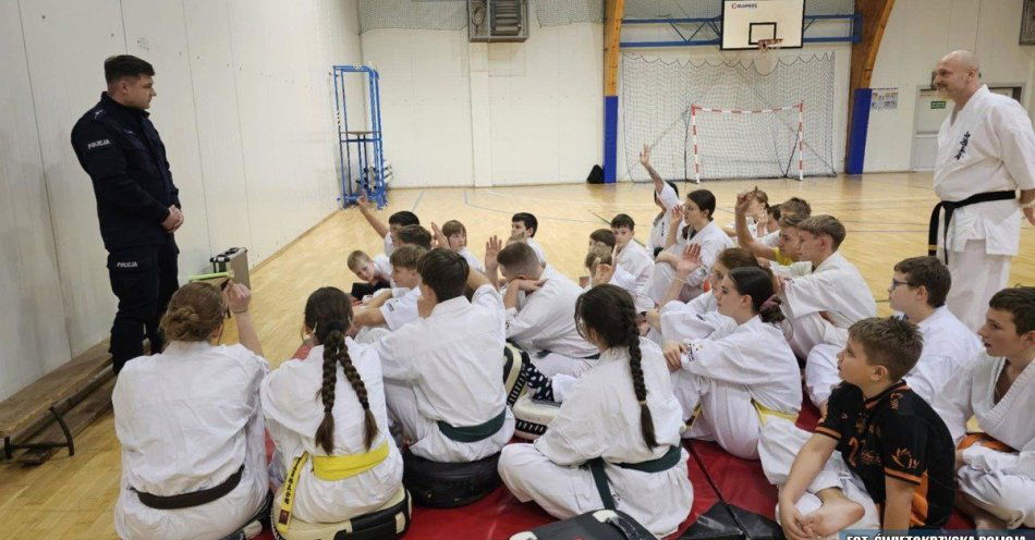 zdjęcie: Policjanci i karatecy z Końskich uczą bezpieczeństwa / fot. KPP Końskie zdjecie z działań profilaktycznych