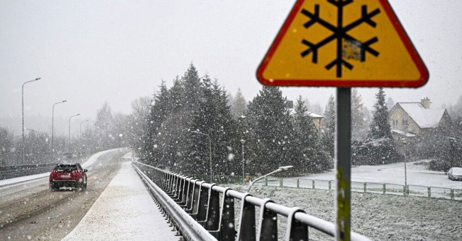 zdjęcie: Na Podkarpaciu spadł pierwszy śnieg; trudne warunki na drogach / Przemyśl, 21.11.2025. Intensywne opady śniegu w Przemyślu, 21 bm. (ad) PAP/Darek Delmanowicz