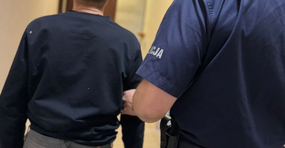 zdjęcie: Policjanci: kierowca Mercedesa miał blisko 2,5 promila / fot. KPP w Policach