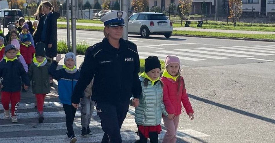 zdjęcie: Nauka poprzez zabawę -policjantka uczyła przedszkolaków zasad obowiązujących w ruchu drogowym / fot. KPP w Płońsku