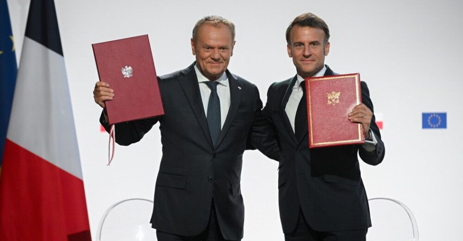 zdjęcie: Emmanuel Macron i Donald Tusk podpisali traktat polsko-francuski / fot. PAP