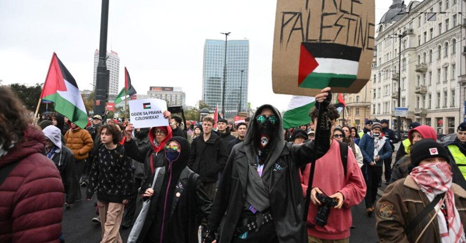 zdjęcie: Ulicami Warszawy przeszedł marsz w obronie Palestyny / Warszawa, 12.10.2025. Protest pod hasłem „Bunt dla Palestyny. Czerwona linia przekroczona”, 12 bm. na ulicach Warszawy. Ruch Global Movement to Gaza Poland zorganizował protesty w czterech miastach, z których pochodzą członkowie polskiej delegacji Flotylli Sumud. (amb) PAP/Radek Pietruszka