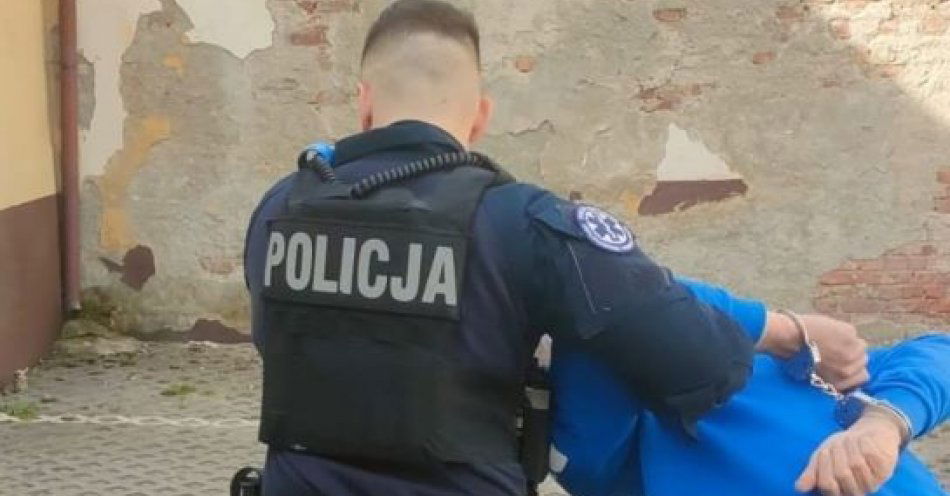 zdjęcie: Policjanci zatrzymali poszukiwanego 37-latka, który posiadał przy sobie narkotyki / fot. KMP w Gdyni