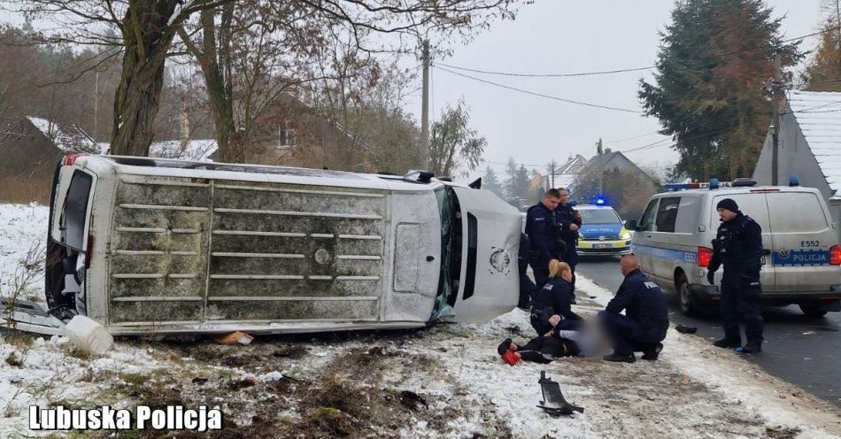 zdjęcie: 15-latek kierował skradzionym busem. Policjanci zatrzymali go po pościgu / fot. KPP Krosno Odrzańskie