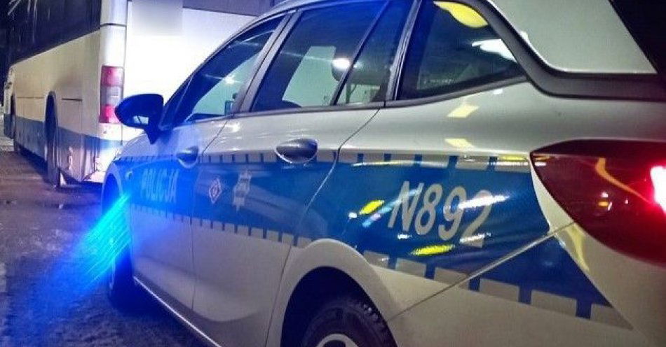 zdjęcie: Został uwięziony w autobusie. Z pomocą przyszli policjanci / fot. KPP w Lęborku