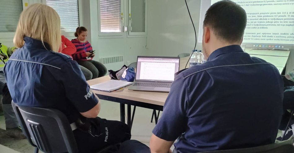 zdjęcie: Policjanci szczecińskiej komendy spotkali się z pracownikami budowy BKDB Pomorskiego Uniwersytetu w Szczecinie - rozmowy o trzeźwości, wypadkach i pra / fot. KMP w Szczecinie