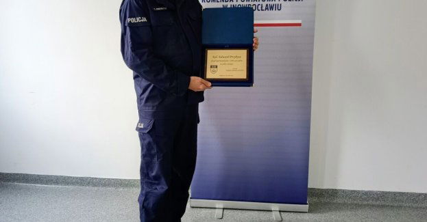 Policjant z Inowrocławia odznaczony za 25 lat sędziowania