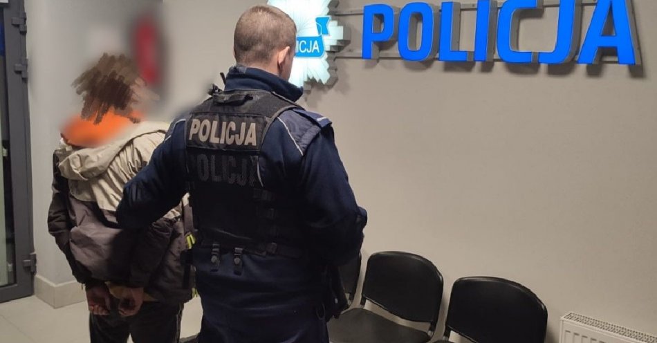 zdjęcie: Policjanci ewakuowali kobietę z płonącego budynku i zatrzymali podpalacza / fot. KPP Augustów