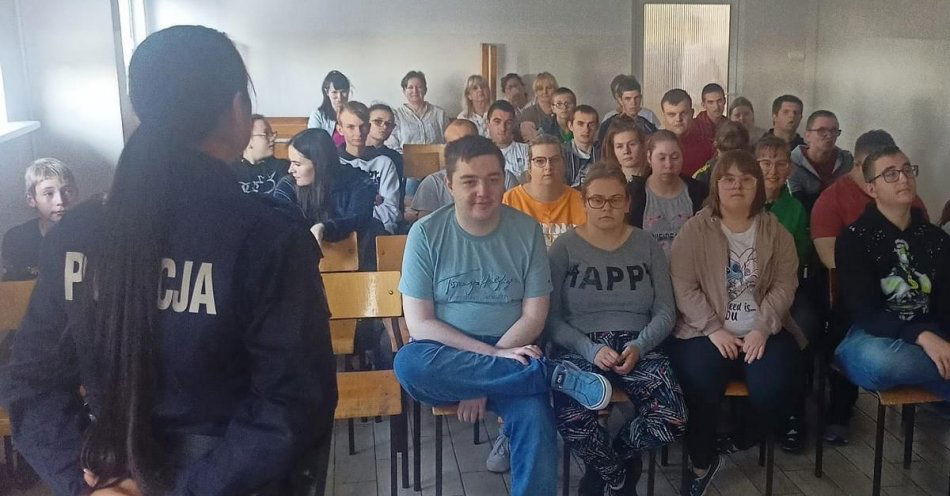 zdjęcie: Pogadanki w szkołach powiatu radziejowskiego / fot. KPP w Radziejowie