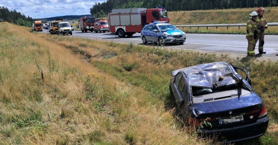 zdjęcie: Podróż drogą S7 zakończona dachowaniem w przydrożnym rowie / fot. KPP w Nidzicy