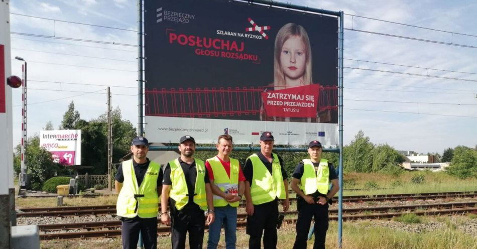 zdjęcie: Dzielnicowi na Bezpiecznym przejeździe kolejowym / fot. KPP Krotoszyn