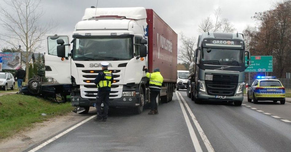 zdjęcie: Osobowy volkswagen dachował po zderzeniu z TIR-em. 86-letni kierowca osobówki trafił do szpitala / fot. KPP w Człuchowie
