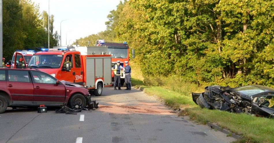 zdjęcie: Po czołowym zderzeniu 3 osoby trafiły do szpitala / fot. KPP w Starogardzie Gdańskim