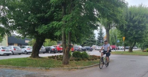 Policyjny patrol rowerowy na ulicach Połańca