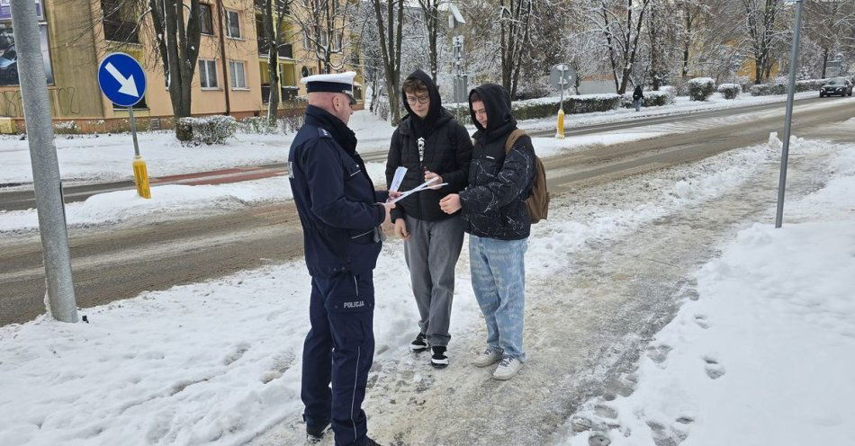 zdjęcie: Policjanci rozdawali odblaski pieszym w Starachowicach / fot. KPP Starachowice Rozdawali odblaski