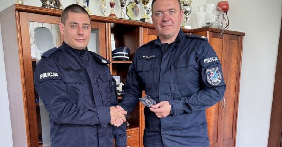 zdjęcie: Nowy funkcjonariusz zasilił szeregi kołobrzeskiej policji / fot. KPP w Kołobrzegu