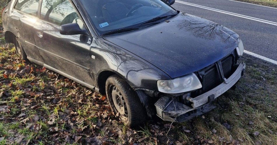 zdjęcie: Nietrzezwa kierujaca Audi w rowie po porannym poslizgu / fot. KPP Nowy Tomyśl