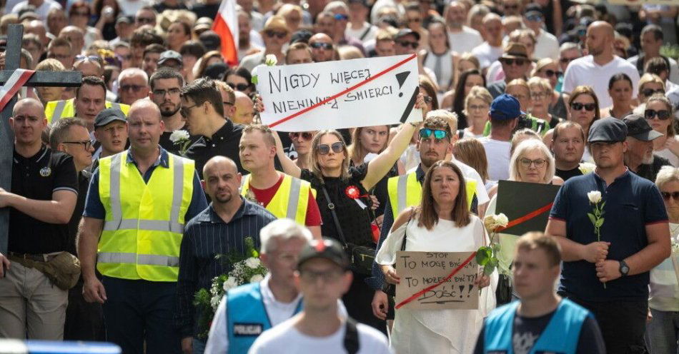 zdjęcie: W Toruniu około 10 tysięcy osób przeszło w Marszu Milczenia po zabójstwie 24-letniej Klaudii / fot. PAP