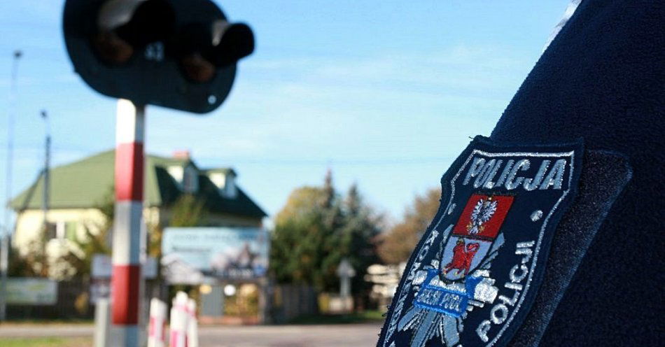 zdjęcie: Przeszedł przez torowisko po zamknięciu rogatek - widzieli to policjanci / fot. KPP Bielsk Podlaski