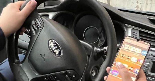 Zatrzymali go do kontroli drogowej bo korzystał z telefonu komórkowego podczas jazdy. Okazało się, ze ma sądowy zakaz prowadzenia pojazdów.