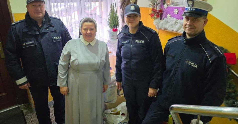 zdjęcie: Policjanci wręczyli świąteczne paczki dzieciom z Betlejem / fot. KMP w Jastrzębiu Zdroju