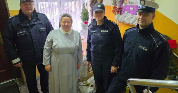 Policjanci wręczyli świąteczne paczki dzieciom z Betlejem