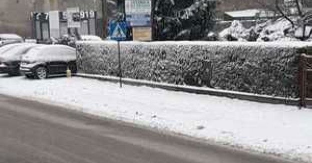 Śnieżny poranek z ujemną temperaturą =trudne warunki na drodze