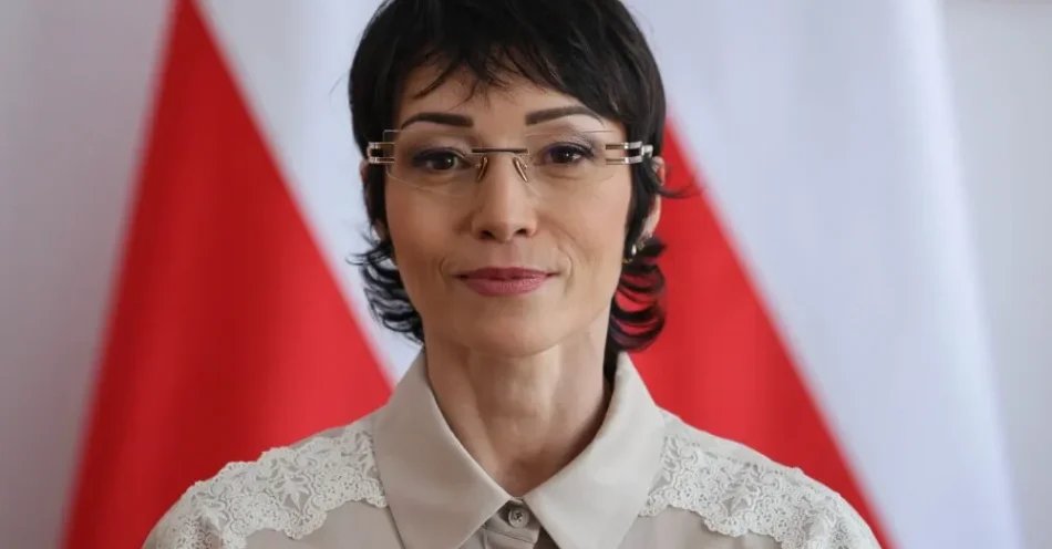 zdjęcie: PiS i Rozwój Plus złożyły zawiadomienia do prokuratury ws. raportu „Polaków portret własny” / Warszawa, 21.08.2026. Na zdjęciu z 19 bm. pełnomocniczka rządu ds. promocji Polski Barbara Mróz-Gorgoń podczas wywiadu dla Polskiej Agencji prasowej w Warszawie. (ad) PAP/Paweł Supernak