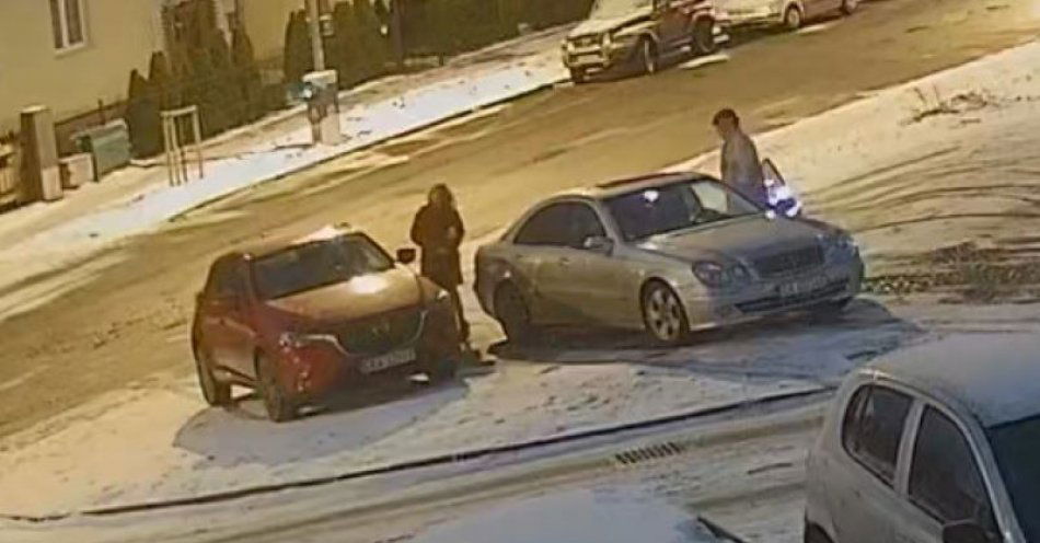 zdjęcie: Poszukujemy kobiety, która może mieć związek z uszkodzeniem pojazdu / fot. KMP w Gdyni